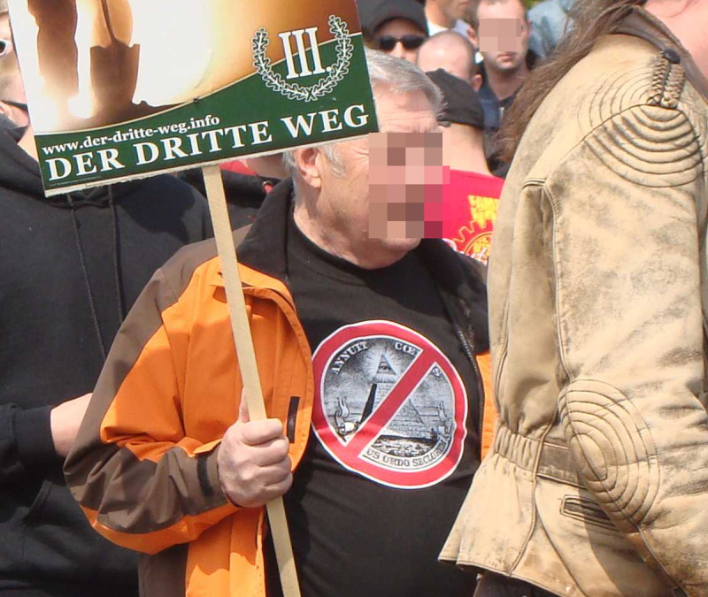 Das Shirt-Motiv bildet einen Ausschnitt der amerikanischen Ein-Dollar-Note ab.