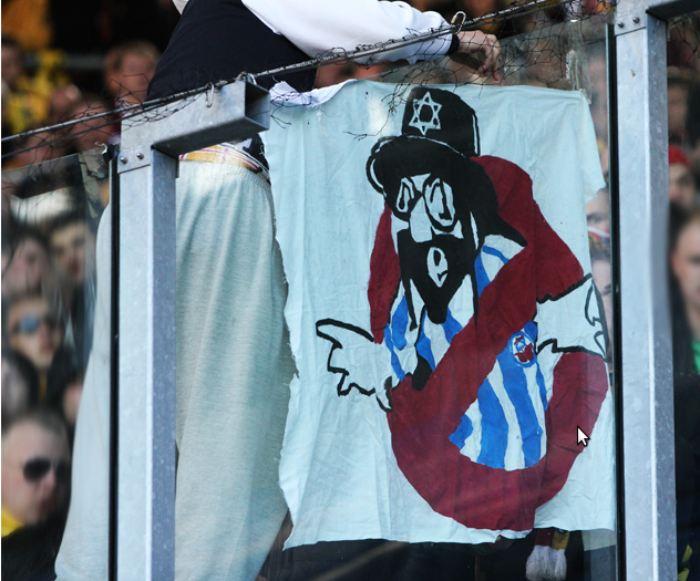 Dresdner Fußballfans zeigten 2011 bei einem Fußballspiel ein Stoffstück, auf das die Comicfigur eines Juden im Trikot des FC Hansa Rostock gemalt war. Es sollte das Rostocker Team und deren Fans als Juden beleidigen. Dieses Foto wurde von Dresdner Fußballfans über Soziale Netzwerke verbreitet.