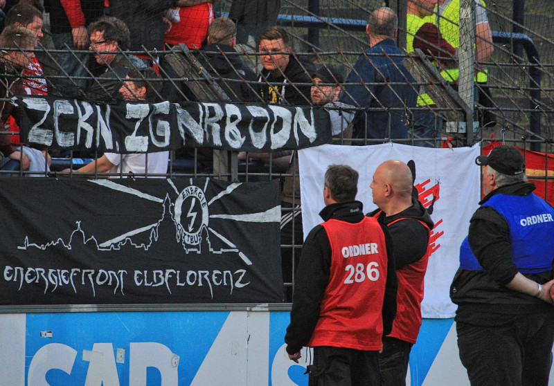 2015 wurde von neonazistischen Fußballfans aus Cottbus 2015 ein Transparent mit der Aufschrift »Zckn, Zgnr & Jdn« gegen Fans des SV Babelsberg gerichtet. Fügt man die fehlenden Vokale ein lautet dies »Zecken, Zigeuner & Juden«.