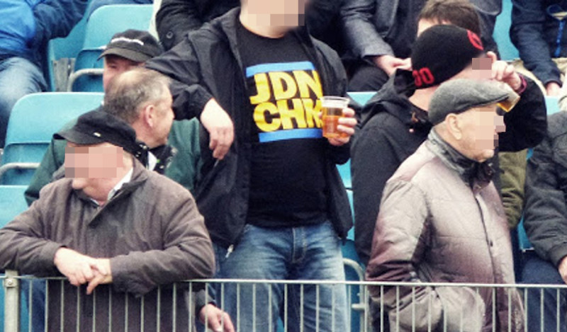Extrem rechte Fußballfans aus Sachsen verbreiten seit 2016 ein Shirt mit Aufschrift »Jdn Chm«, das gegen den als links angefeindeten Verein BSG Chemie Leipzig, bzw. gegen dessen Fans gerichtet ist. »Jdn Chm« meint »Juden Chemie«.