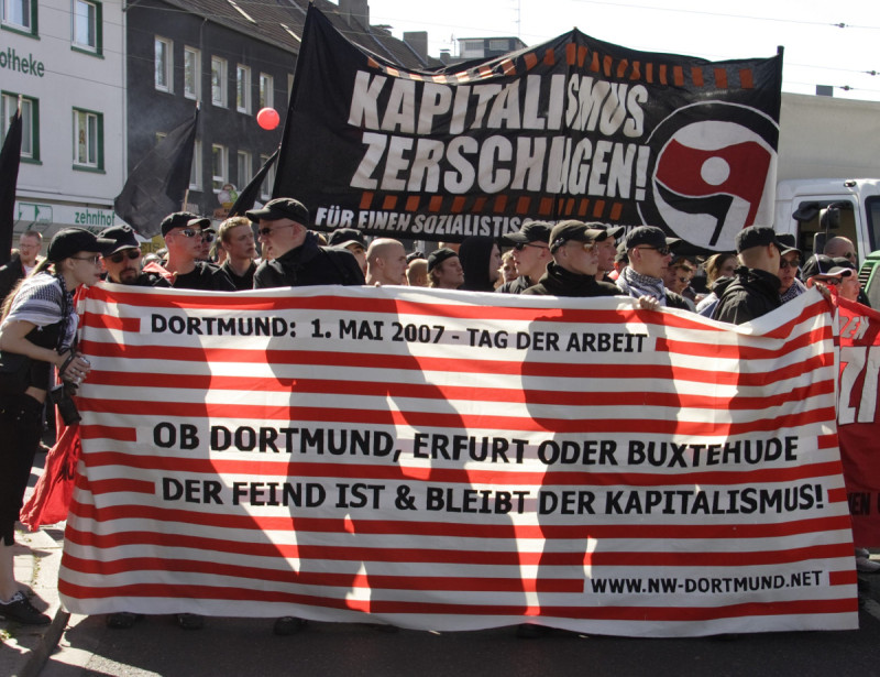 Im Transparent »Ob Dortmund, Erfurt oder Buxtehude - Der Feind ist & bleibt der Kapitalismus!« ist das Wort »Jude«, das den Reim bilden würde, durch »Kapitalismus« ersetzt.
