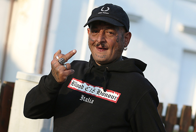 Neonazi aus Nordrhein-Westfalen mit dem Shirt von »Blood & Honour - Combat 18 Italien« und Fred Perry-Kappe im Jahr 2018.