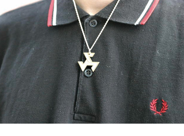 Neonazi in Baden-Württemberg mit Fred-Perry-Shirt und eckiger Triskele.