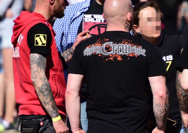 Auch das Motiv H8 (rechts im Hintergrund) ist aus dem Angebot des FSN Versandes. »Eighty Eight Crew« ist ein Motiv von Ansgar Aryan, die zusammen mit FSN ein Firmenkonglomerat bilden.