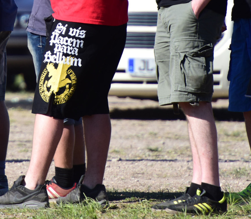 »Strength against the modern World« ist ein häufiger Spruch in Motiven von Greifvogel Wear. Der lateinische Spruch »Si vis pacem para bellum« heißt übersetzt: »Wenn du Frieden willst, bereite den Krieg vor«, sinngemäß: »Wenn du Frieden willst, rüste zum Krieg«.