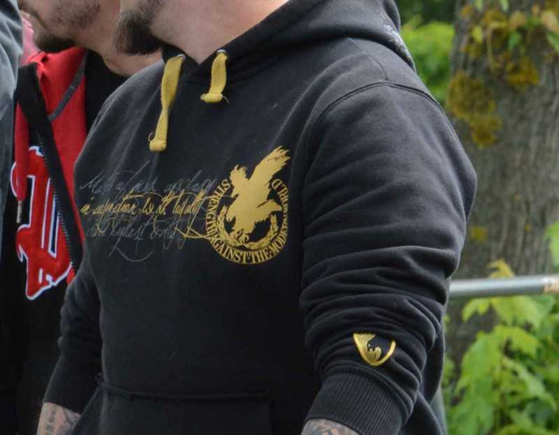 »Against the modern World« ist ein häufiger Spruch in Motiven von Greifvogel Wear.