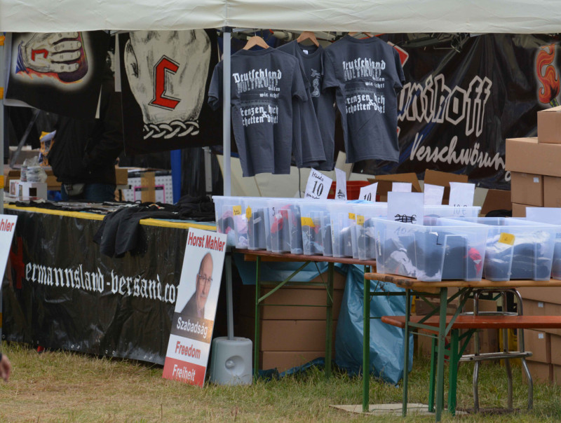 Gemeinsamer Verkaufsstand von Hermannsland- und Lunikoff-Artikel auf neonazistischem Festival 2017 in Thüringen.