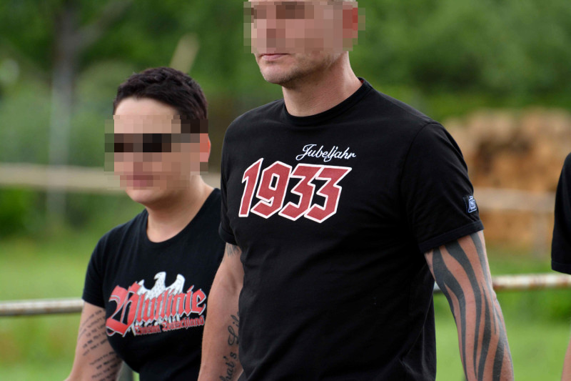 Das Motiv »Jubeljahr 1933«, das von Hermannsland produziert und vertrieben wird, bezieht sich auf das Jahr der nationalsozialistischen Machtergreifung.