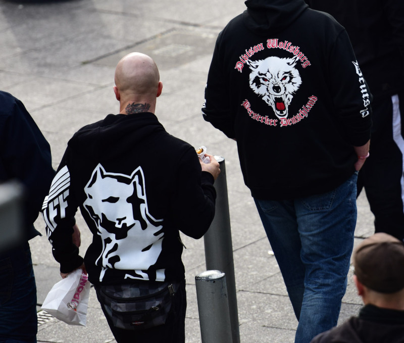 links im Bild ein Shirt der Marke Amstaff, rechts ein Shirt der »Division Wolfsburg« der Gruppe Berserker Deutschland.
