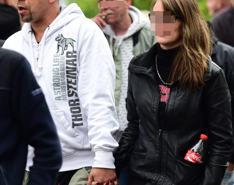 Etliche Marken, die in der extrem Rechten beliebt sind, bieten Motive mit Kampfhund an, wie zum Beispiel Thor Steinar.