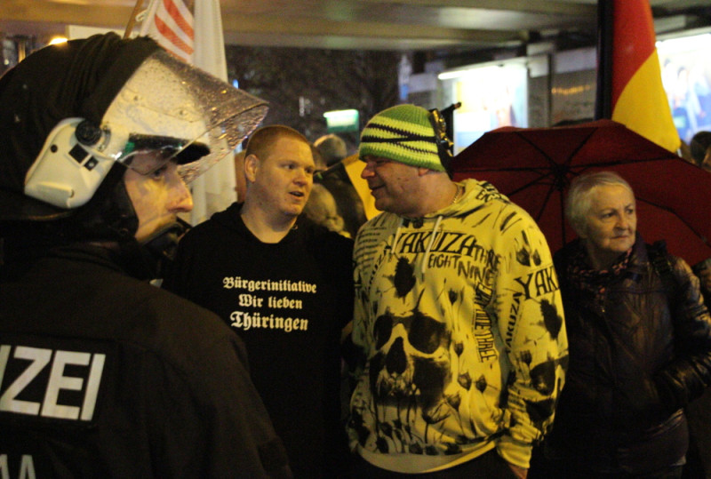 Der neonazistische Musiker Villain051 aus Berlin in Yakuza-Kleidung auf einem Aufmarsch 2016.