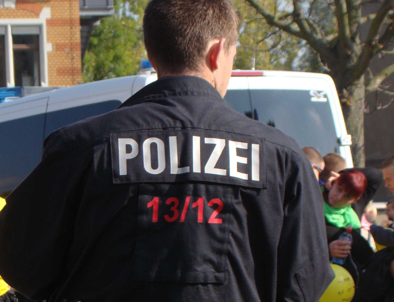 Bei Symbolen und Codes immer den Zusammenhang beachten! Bei Bei diesem Bild ist aus naheliegenden Gründen NICHT davon auszugehen, dass 13/12 die Chiffre für »All Cops are Bastards« ist.