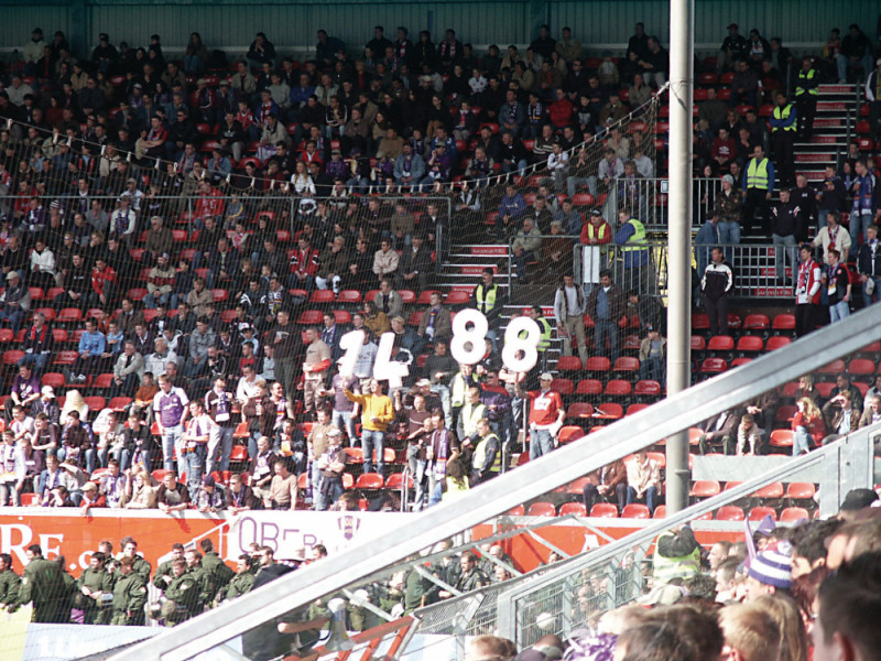 Das Bild zeigt einen Auftritt neonazistischer Fußballfans aus Sachsen beim einem Fußballspiel in Mainz 2004.