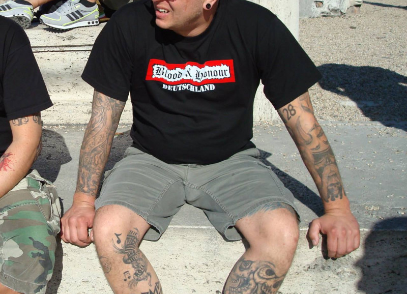 Neonazi aus dem Allgäu 2015 in Italien mit Shirt von Blood & Honour Deutschland. Die Tätowierung am Oberarm zeigt den Zahlencode 28.