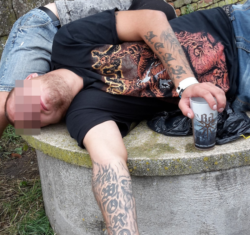 Betrunkene Besucher eines Metal-Festivals 2017 in Tschechien mit Tätowierungen »14 Words« und »ACAB«. Zu diesem Bild siehe auch Rassismus / 14 Words.