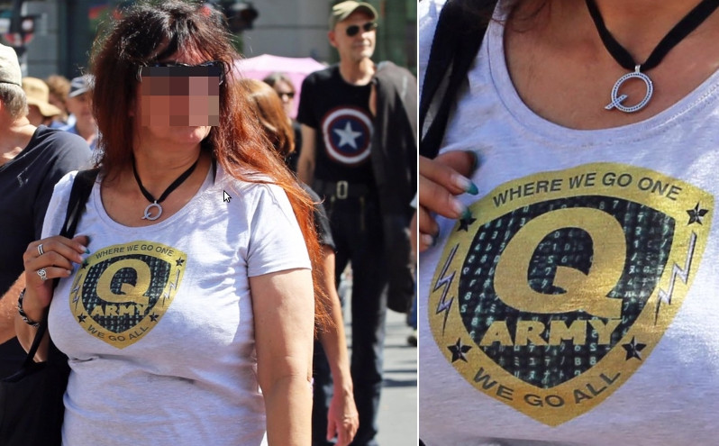 Teilnehmerin der Demonstration gegen die Maßnahmen zur Eindämmung der Corona-Pandemie am 01. August 2020 in Berlin mit Shirt »QAnon Army« und »Q«-Halskette.