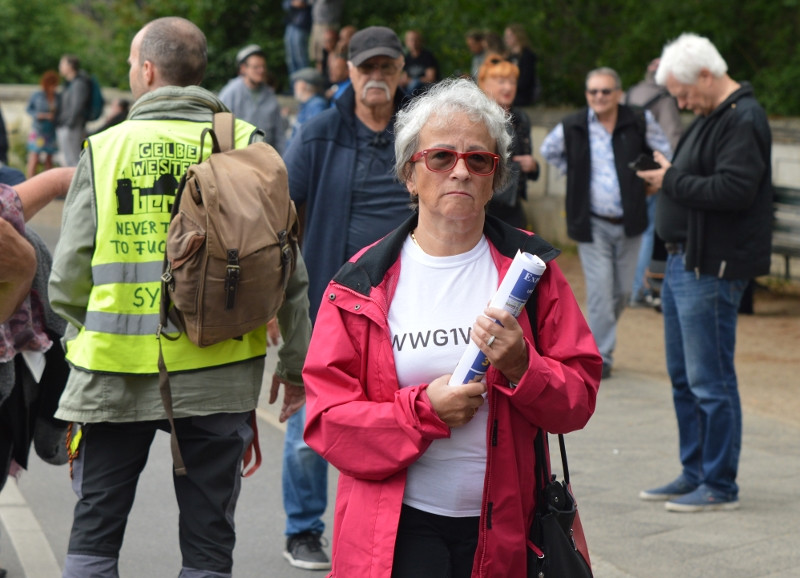 Teilnehmerin einer Demonstration der »Gelbwesten« im Mai 2020 Berlin