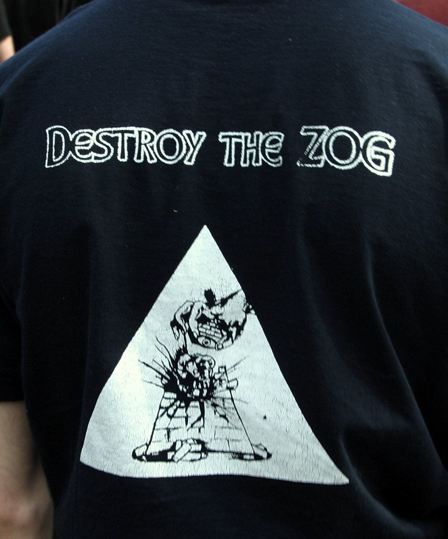 Die Aussage »Destroy the ZOG« steht über der Zeichnung des zerschlagenen »Allsehenden Auges«.