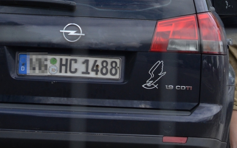 Die 1488 ist bei Neonazis eine beliebte Zahl für Autowunschkennzeichen, hier kombiniert mit dem »Adler fängt Fisch«-Symbol.