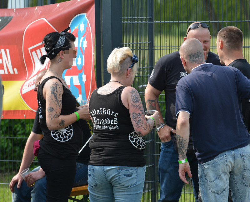 Unter »Walküre Brigade 8 Ostdeutschland« treten Frauen aus dem Zusammenhang der Neonazigruppe Brigade 8 auf, hier im Bild Thüringerinnen. Die Schwarze Sonne auf ihrer Kleidung wurde sicher nicht absichtlich spiegelverkehrt dargestellt.