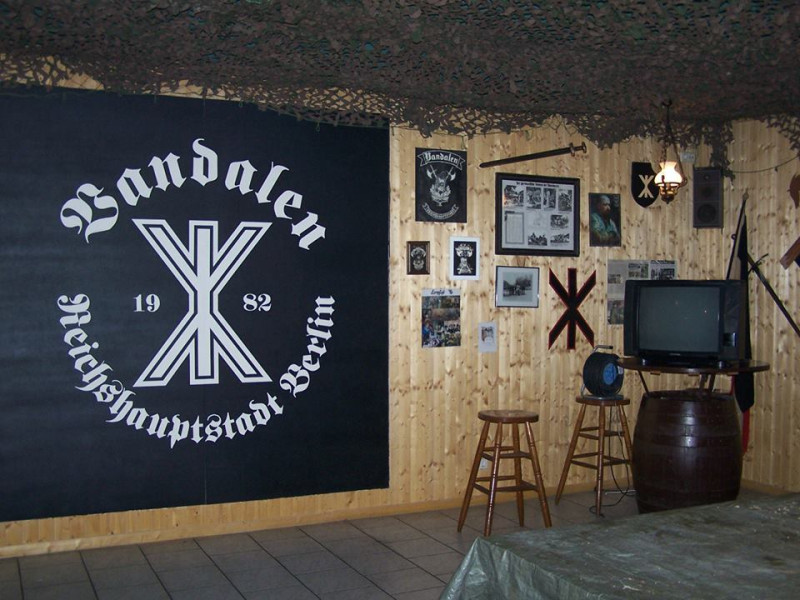 Blick ins Clubhaus der Berliner Neonazigruppe Vandalen. Deren Erkennungszeichen ist die Hagal-Rune.