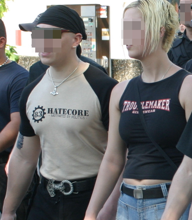 Der Thorshammer ist kein eindeutig rechtes Symbol und wird vereinzelt sogar in »alternativen« Kreisen getragen. Das Zahnrad ist ein altes Symbol für Technik, Fortschritt und Moderne. Es war auch Teil der Symbolik der NS-Organisation Deutsche Arbeitsfront (DAF) und ist bei Neonazis beliebt, weil es zu den wenigen NS-Symbolen zählt, die heute straffrei gezeigt werden dürfen. Der Begriff Hatecore ist ein Synonym für NS-Hardcore-Musik, doch er kommt ursprünglich aus der linken Hardcore-Szene und wird dort noch gelegentlich verwendet. Alleine stehend ist nichts eindeutig: Weder Thorshammer, noch Zahnrad, noch Hatecore. Doch welcher (politisch motivierte) »Hatecore«-Fan kombiniert ein Symbol, das in seiner eigentlichen Bedeutung für Fortschritt und Moderne steht, mit einem Symbol des alten Germanentums? Was kann der Sinn einer solchen Selbstinszenierung sein? Neonazis stellen sich in eine ausgedachte Identitätslinie des nordischen / arischen Kämpfers, die von den Germanen über den Nationalsozialismus zur eigenen Person reicht. Dies drücken sie in ihrer Symbolsprache aus.
