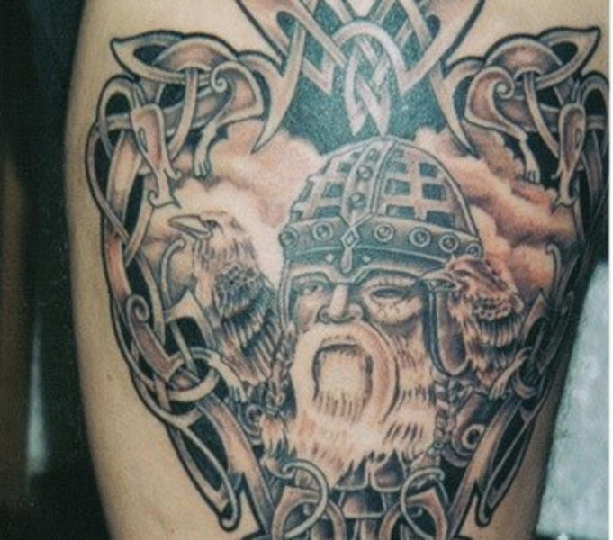 Tätowierung von hessischen Neonazi 2009.
Laut der germanischen Mythologie erkunden zwei Raben mit den Namen Hugin und Munin für Göttervater Odin die Welt und berichten ihm auf seinen Schultern sitzend darüber. In der Tätowierung eines hessischen Neonazis ist dies gezeichnet.