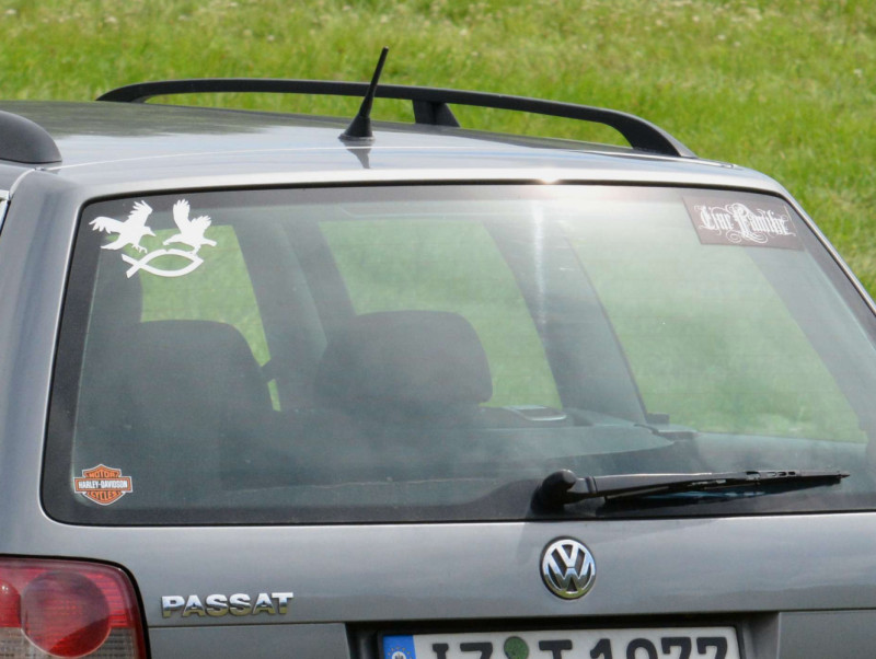Zum Aufkleber »Eine Familie« (rechts) siehe Marke: One Family.