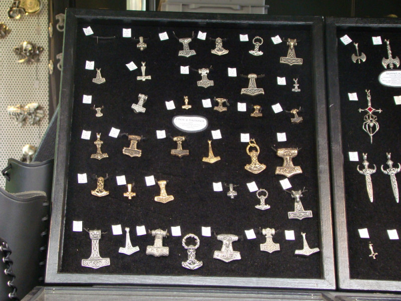 Verkaufsstand für Thorshammer-Schmuck auf dem Wave-Gotik-Treffen 2010 in Leipzig.