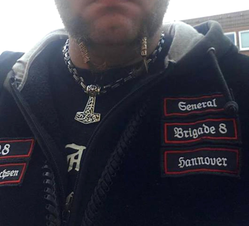 Der Thorshammer als Halskette beim »General« der Neonazigruppe Brigade 8 in Hannover im Jahr 2014.