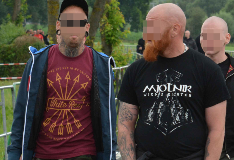Teilnehmende eines Neonazikonzerts in Thüringen 2017: Links die neonazistische Modemarke White Rex, rechts ein Thorshammer-Motiv und die Aufschrift "Mjölnir wirds richten".