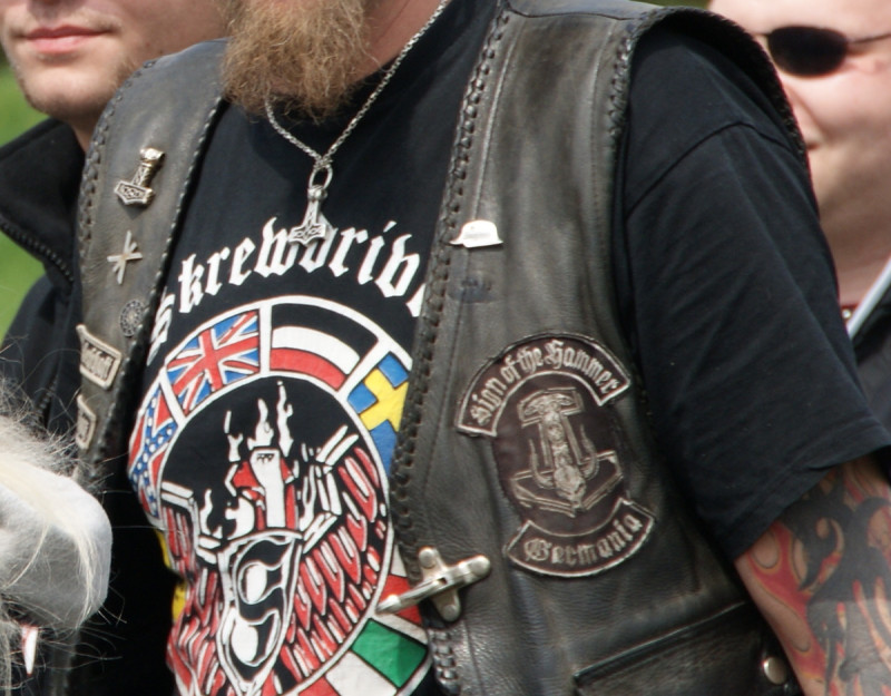 Thorshämmer, Hagal-Rune, Schwarze Sonne und Stahlhelm auf der Weste eines Mitglieds der neonazistischen »Bruderschaft« Sign of the Hammer (Niedersachsen).