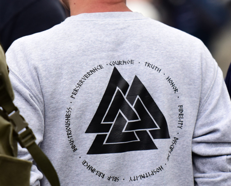 Die Valknut als Shirtmotiv eines belgischen Neonazis bei einem Aufmarsch in Dortmund im Jahr 2016.