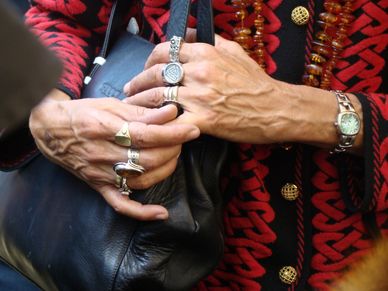 Die Valknut als Fingerschmuck einer Musikerin einer rechten Neofolkband auf dem Wave-Gotik-Treffen 2010 in Leipzig.