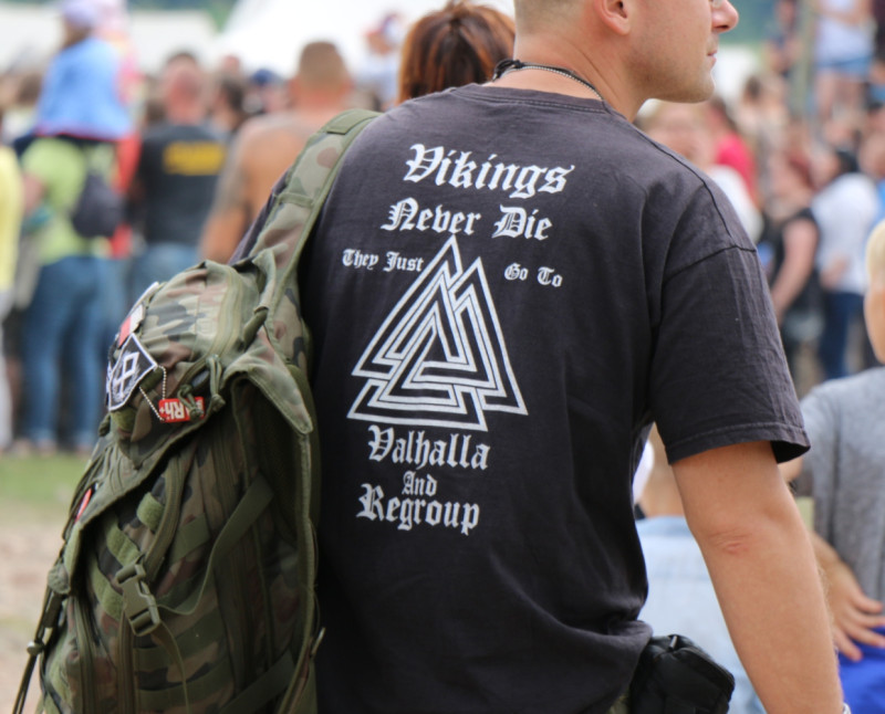 Offensichtlich neonazistischer Besucher eines Mittelalter-Events 2017. Auf dem Rucksack befinden sich unter anderem Aufnäher, die die schwarz-weiß-roten Fahne und die Odal-Rune zeigen.
