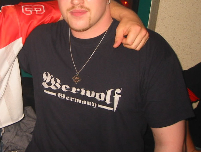 Neonazi mit White-Power-Zeichen (Halskette) und Shirt »Werwolf Germany«.