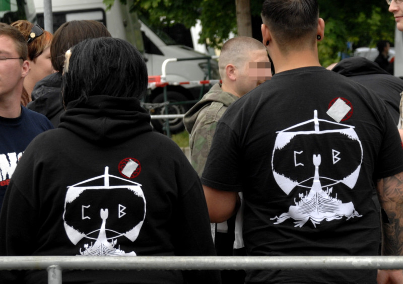 Die Zeichen auf dem Segel des Wikingerschiffes sind die Runen Perthro (links) für den Buchstaben »P« und Berkana für den Buchstaben »B«. PB wiederum steht für »Pommern Blut«. Die Schwarze Sonne auf den Shirts musste abgeklebt werden.