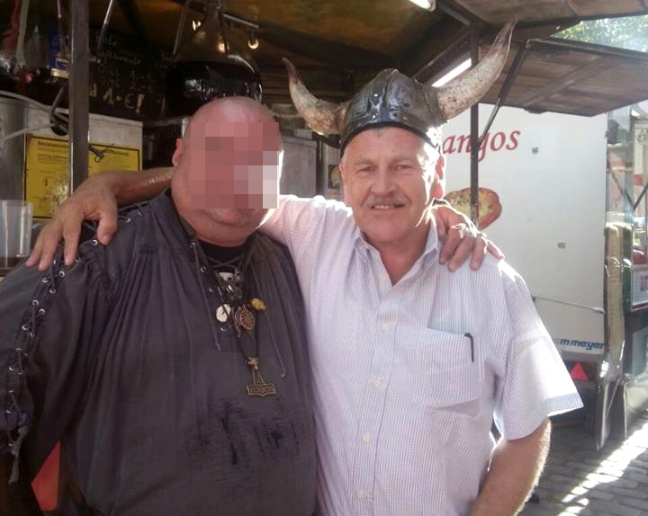Udo Voigt, langjähriger Vorsitzender und ehemaliger Europaabgeordneter der NPD, posiert als Wikinger.