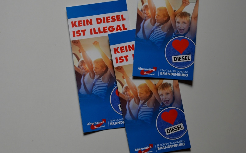 Die AfD ist ein Sprachrohr der Leugnung des von Menschen gemachten Klimawandels. Führende AfD-Politiker:innen behaupten, die Erderwärmung sei ein natürlicher und nicht von Menschen beeinflusster Wechsel von einer Kalt- in eine Warmperiode. Der AfD-Ortsverband Worms fantasierte 2018 gar, die zunehmende Trockenheit sei auf die Vielzahl der Windräder zurückzuführen, die den Jetstream beeinflussen würden – der weht allerdings in acht Kilometern Höhe. Der Slogan »Kein Diesel ist illegal« ist zudem eine zynische Verkehrung des Slogans »Kein Mensch ist illegal«, der für die Forderung der Aufnahme und des Verbleibs von Geflüchteten steht.