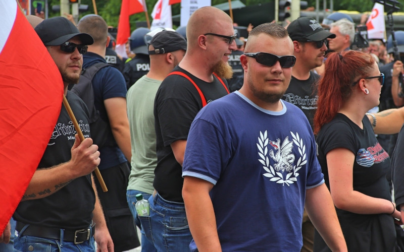 Anhänger von Combat 18 Deutschland auf einem Aufmarsch in Hessen 2019, der von der Partei Die Rechte organisiert war.