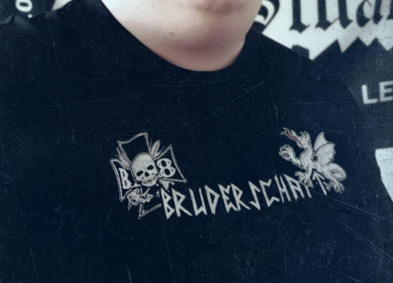 Die Shirts der Mitglieder der »Bruderschaft« Brigade 8 zeigen die Gruppenkennzeichen von Blood & Honour / Combat 18 und von der Brigade 8 (B8).