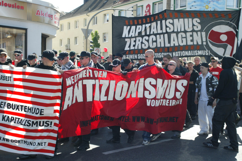 Die »Autonomen Nationalisten«, eine Unterströmung der Freien Kameradschaften / Freien Nationalisten, übernehmen Stil und Symbolik linker Gruppen