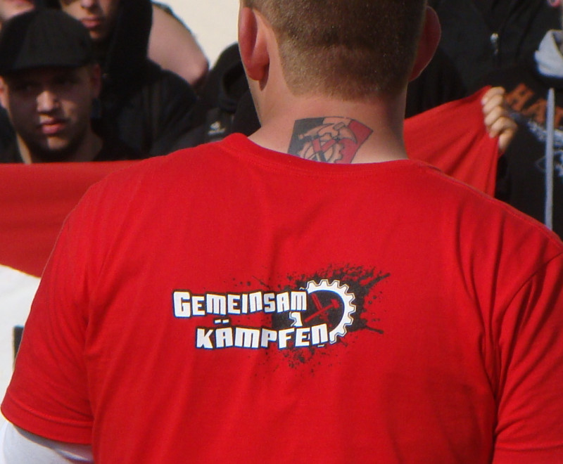 Das Hammerskin-Symbol der beiden gekreuzten Zimmermannshämmer, darf nur von Mitgliedern gezeigt werden. Tony Gentsch, Stützpunktleiter der Partei Der Dritte Weg im sächsischen Vogtland, gab vor Jahren an,  die Hammerskins verlassen zu haben, doch zeigt er noch immer offen das in seinem Nacken tätowierte Hammerskinsymbol. Dies ist ein deutliches Indiz dafür, dass Gentsch nach wie vor Mitglied der Hammerskins ist.