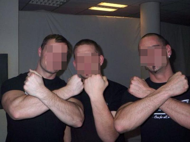 Die vor der Brust gekreuzten Arme bilden den Hammerskin-Gruß. Hier wird er präsentiert von Mitgliedern der »Hammerskins Westsachsen«. Über viele Jahre hinweg war dieser Gruß eine exklusive und eindeutige Geste in der Neonaziszene. Mittlerweile besteht Verwechslungsgefahr mit dem Bekenntnis zu "Straight Edge" (einem drogenfreien Leben), das ebenfalls durch die vor der Brust gekreuzten Arme ausgedrückt wird. Die Straight-Edge-Pose ist an keine politische Richtung gebunden und wird in den letzten Jahren zunehmend von Neonazis gezeigt. Vor allem in neonazistischen Kampfsportkreisen um die Netzwerke von Kampf der Nibelungen und White Rex sind Hammerskins und Protagonisten von Straight Edge aktiv. Oft ist nicht eindeutig zu bestimmen, ob deren Pose ein Bekenntnis zu Straight Edge oder zu den Hammerskins - oder zu beiden - ist.