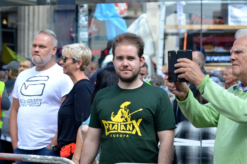 Das Motiv »Phalanx Europa« wird von einem Unternehmen aus dem Kreis der Identitären Bewegung vermarktet. Das Bild zeigt Teilnehmende einer Demonstration gegen die Maßnahmen zur Eindämmung der COVID-19-Pandemie im Jahr 2020 in Berlin.