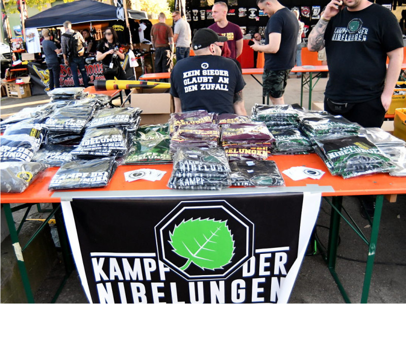 Verkaufsstand von Kampf der Nibelungen auf neonazistischen Festival 2018 in Sachsen.