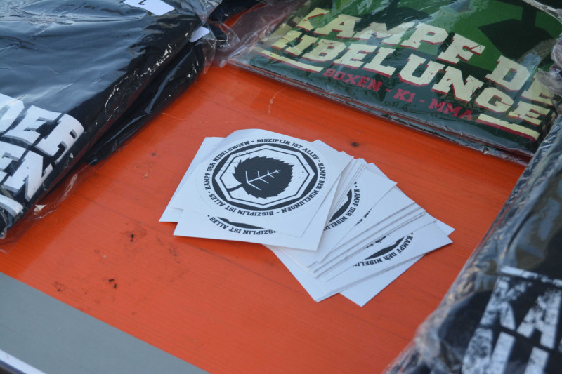 Verkaufsstand von Kampf der Nibelungen auf neonazistischen Festival 2018 in Sachsen.