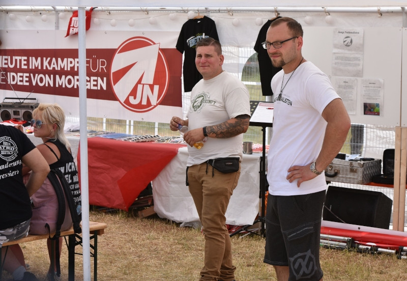 Informations- und Materialstand der Jungen Nationalisten auf einem neonazistischen Musikfestival 2019 in Thüringen