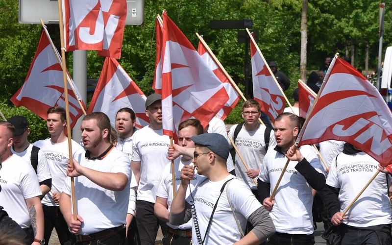 Die Jungen Nationalisten versuchen sich sozialrevolutionär und antikapitalistisch zu geben.