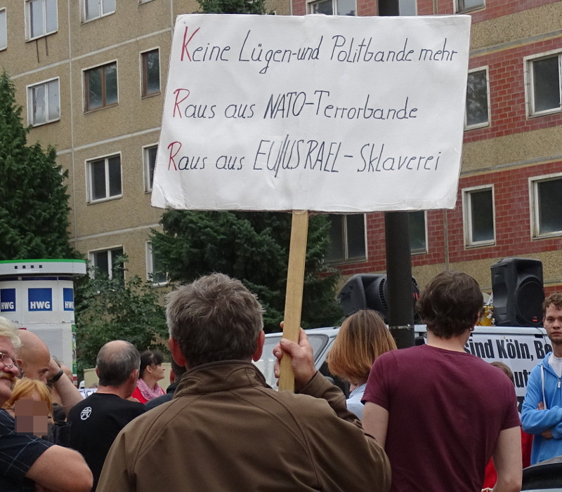 Neben dem (farblich hervorgehobenen) Kürzel KRR für »Kommissarische Reichsregierung« beinhaltet diese Tafel die antisemitische Begriffskonstruktion USRAEL, eine Zusammenführung von USA und Israel (siehe Antisemitismus).
